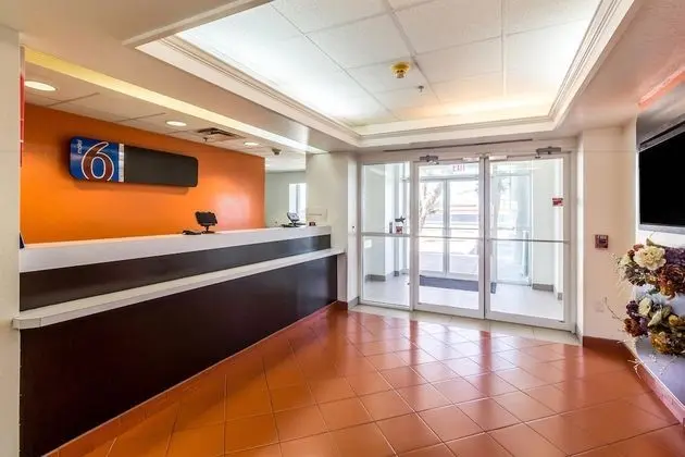 Motel 6 Harlingen, TX - Lobi