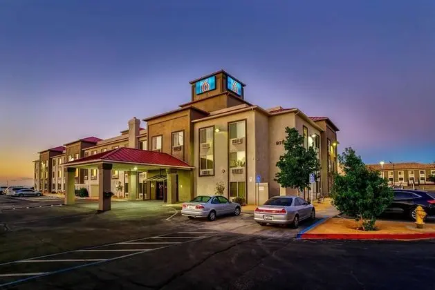 Motel 6 Hesperia, CA - West Main Street I-15 - Dış Mekan