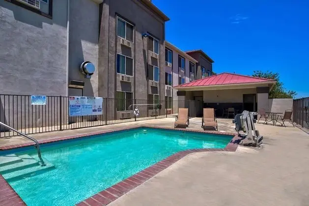 Motel 6 Hesperia, CA - West Main Street I-15 - Havuz