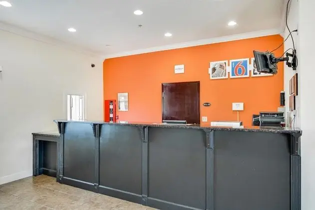 Motel 6 Hinesville, GA - Lobi