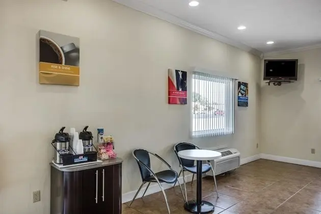 Motel 6 Hinesville, GA - Yerinde Yemek