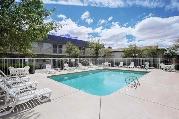 Motel 6 Holbrook, AZ - Havuz