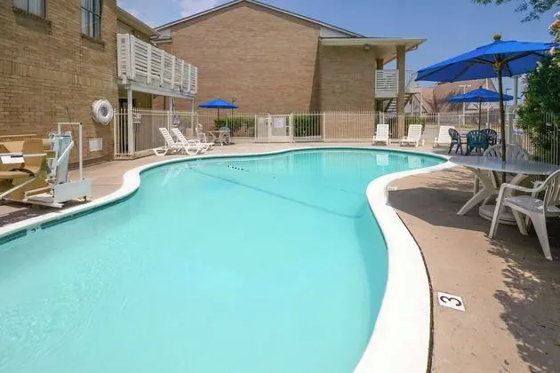 Motel 6 Houston - Baytown East - Havuz