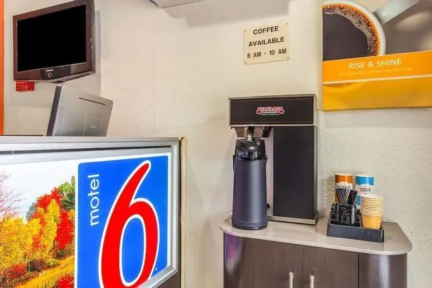 Motel 6 Huntington, WV - Yerinde Yemek
