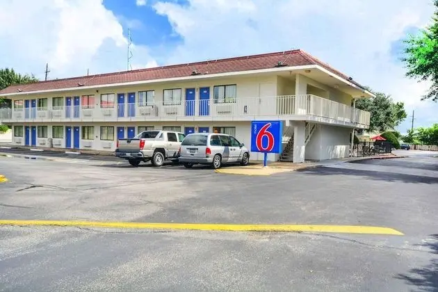 Motel 6 Huntsville, TX - Dış Mekan