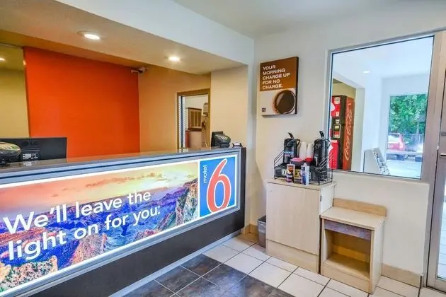 Motel 6 Huntsville, TX - Lobi