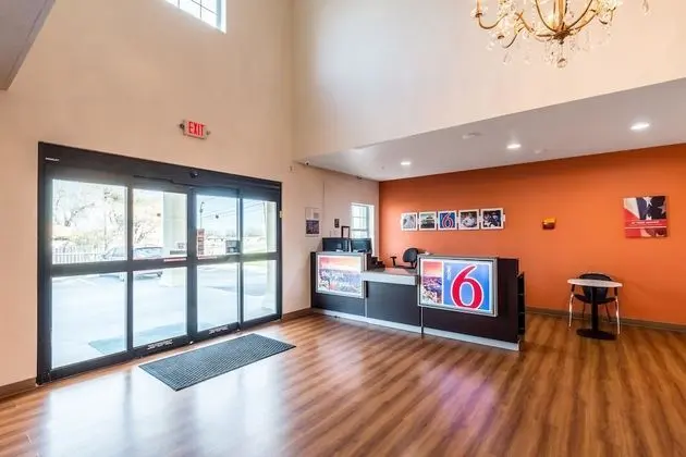 Motel 6 Jourdanton, TX - Lobi