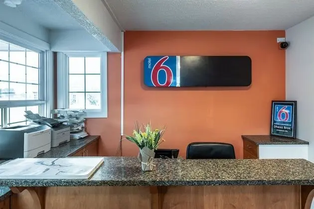 Motel 6 Kamloops, BC - Lobi