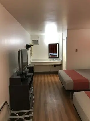 Motel 6 Kamloops, BC - Oda