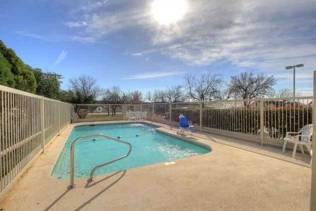 Motel 6 Kerrville, TX - Havuz