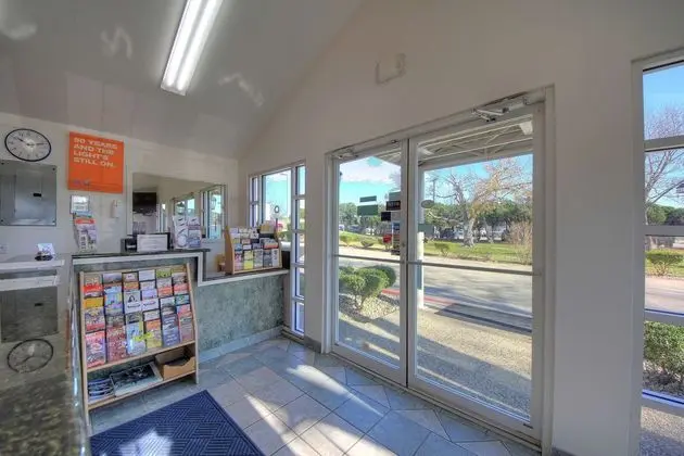 Motel 6 Kerrville, TX - Lobi