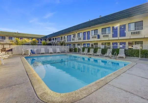 Motel 6 King City CA - Havuz