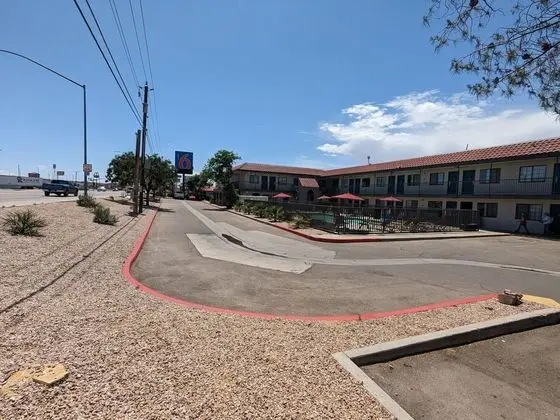Motel 6 Kingman East - Dış Mekan