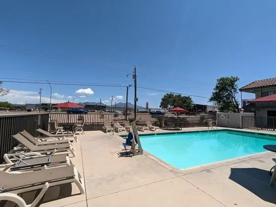 Motel 6 Kingman East - Havuz