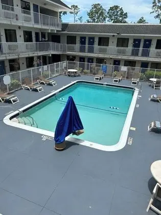 Motel 6 Lakeland, FL - Havuz