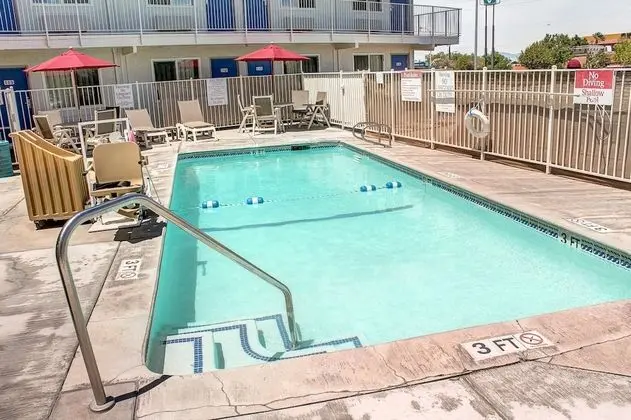 Motel 6 Lancaster, CA - Havuz
