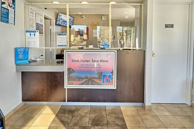 Motel 6 Lancaster, CA - Lobi