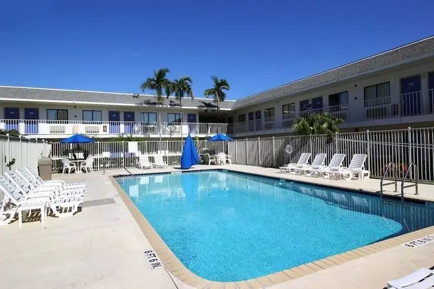 Motel 6 Lantana, FL - Havuz