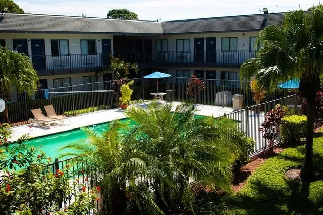 Motel 6 Lantana, FL - Havuz