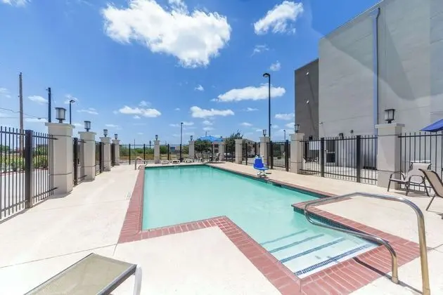 Motel 6 Laredo, TX - Airport - Havuz