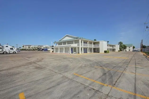 Motel 6 Laredo, TX - North I-35