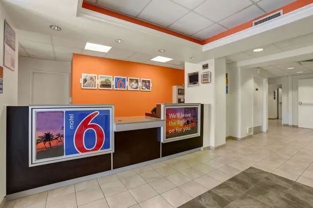 Motel 6 Lemoore, CA - Lobi