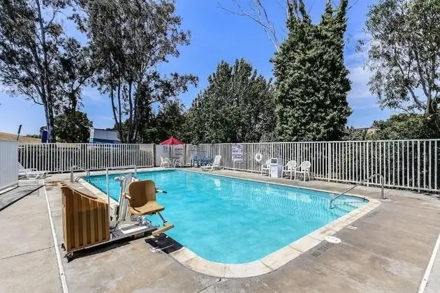Motel 6 Livermore, CA - Havuz