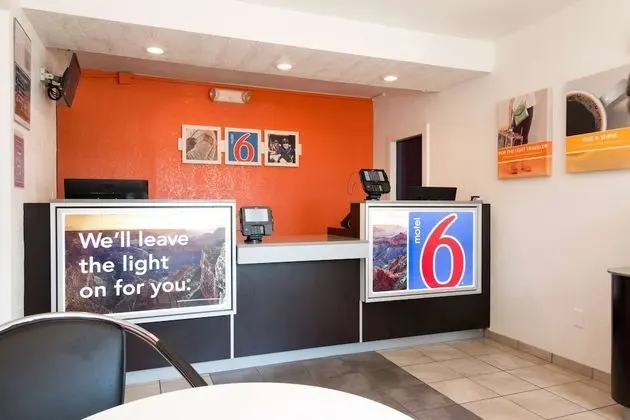 Motel 6 Longview, TX - Lobi