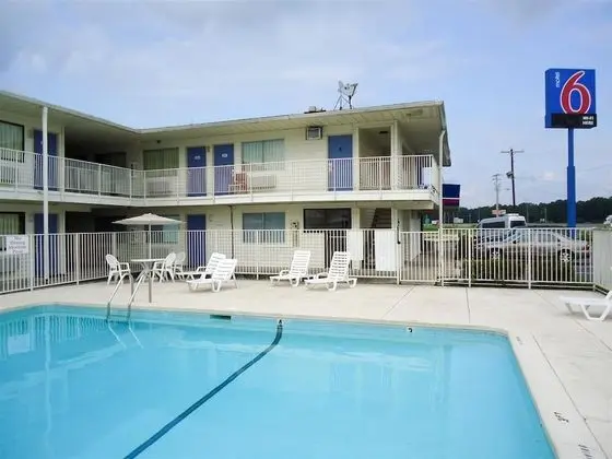 Motel 6 Lumberton, NC - Havuz
