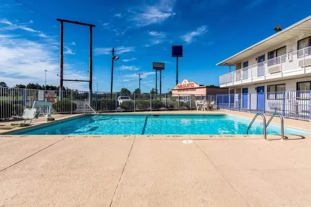 Motel 6 Lumberton, NC - Havuz