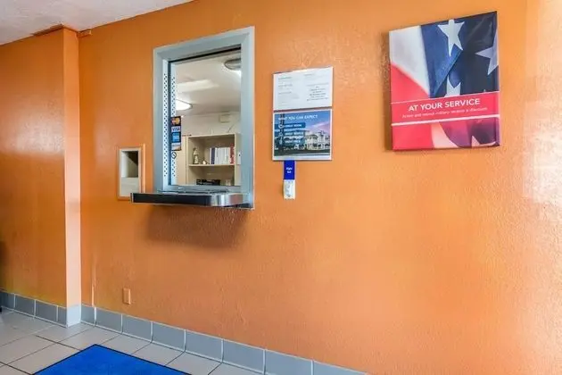 Motel 6 Lumberton, NC - Lobi