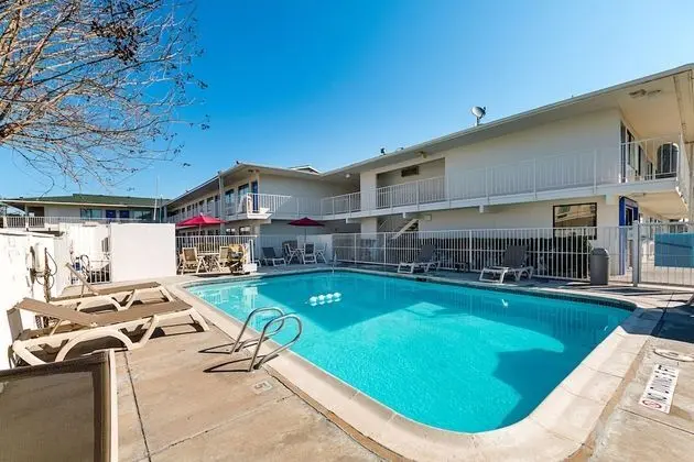 Motel 6 Mcallen, TX - Havuz