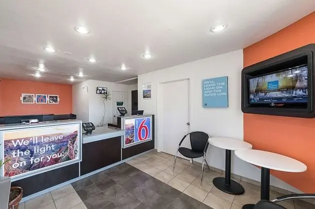 Motel 6 Mcallen, TX - Lobi