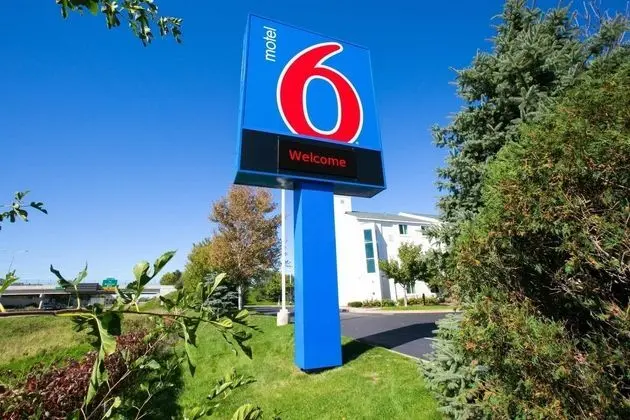 Motel 6 Minneapolis-Brooklyn Center - Dış Mekan