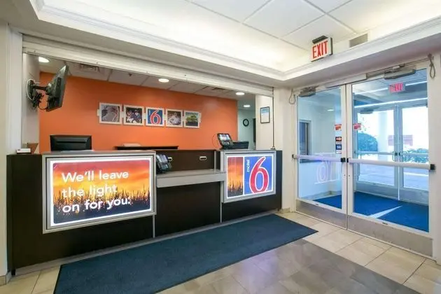 Motel 6 Minneapolis-Brooklyn Center - Lobi