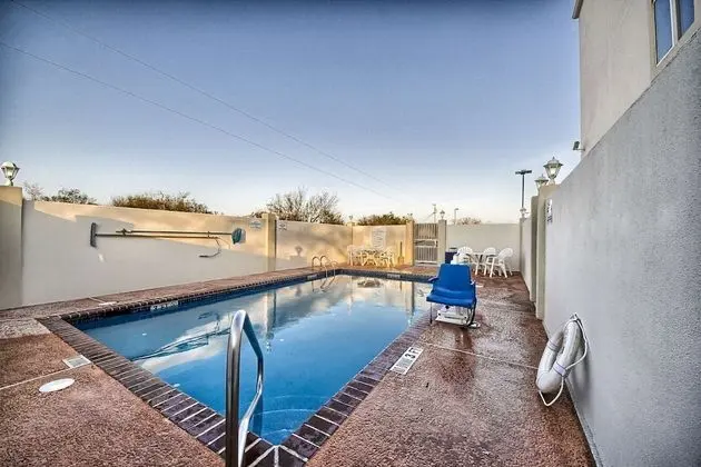 Motel 6 Mission, TX - Havuz