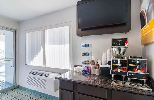 Motel 6 Mitchell, SD - Yerinde Yemek