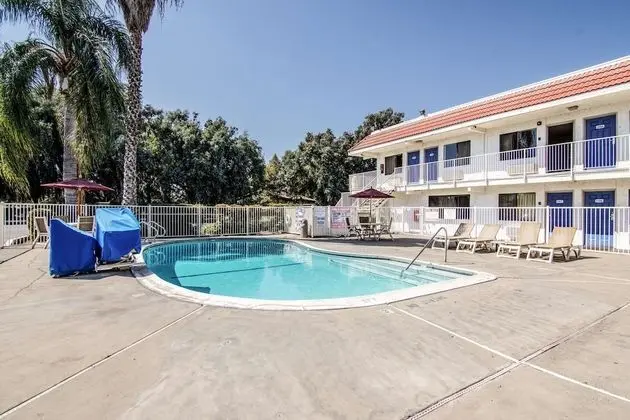 Motel 6 Modesto, CA - Havuz