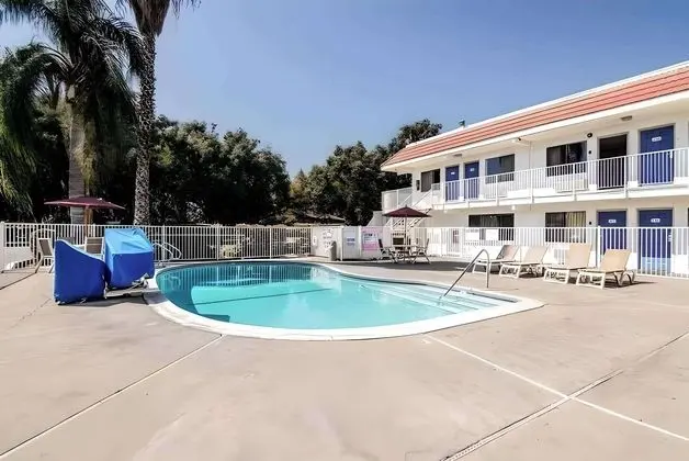 Motel 6 Modesto, CA - Havuz