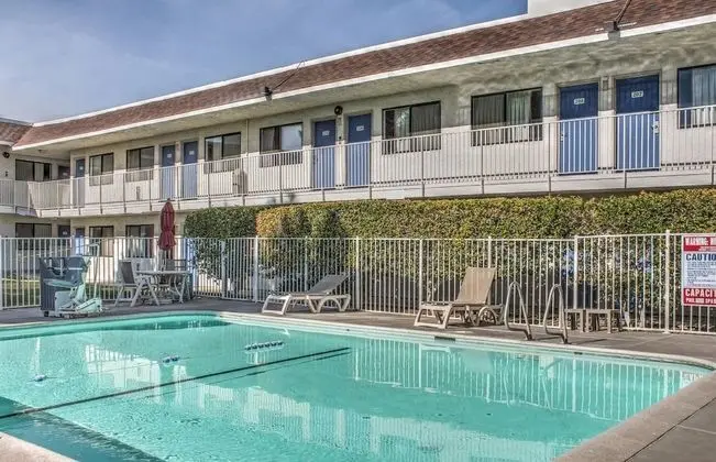 Motel 6 Mojave, CA - Havuz