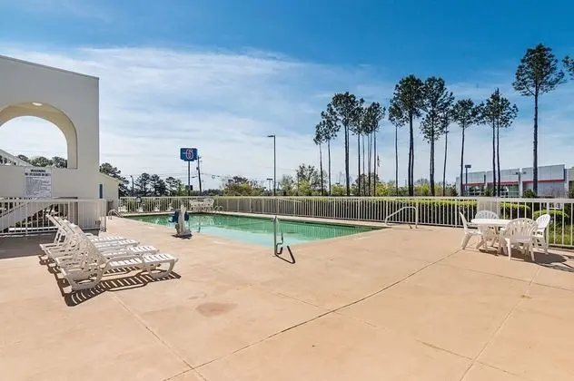 Motel 6 Newnan, GA - Havuz