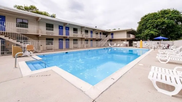 Motel 6 Norfolk, VA - Havuz