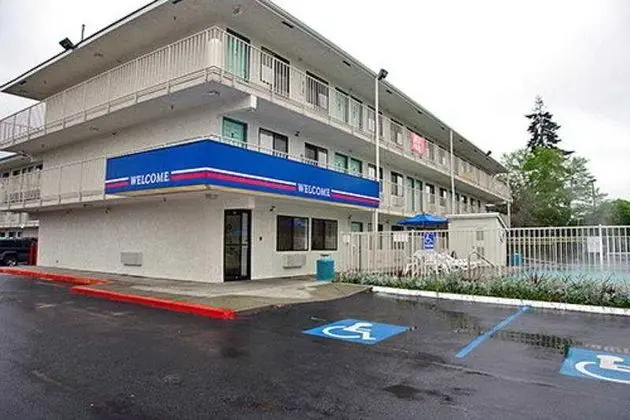 Motel 6 North Kirkland