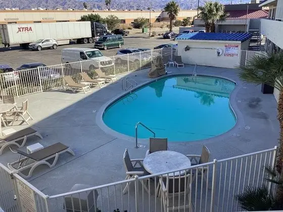 Motel 6 North Palm Springs, CA - North - Havuz