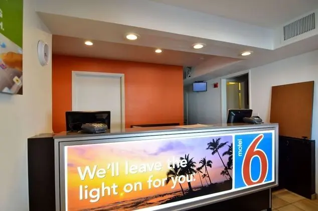 Motel 6 North Palm Springs, CA - North - Lobi