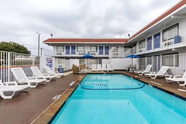 Motel 6 North Richland Hills, TX - Havuz