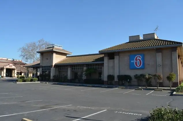 Motel 6 Oakdale, CA - Dış Mekan