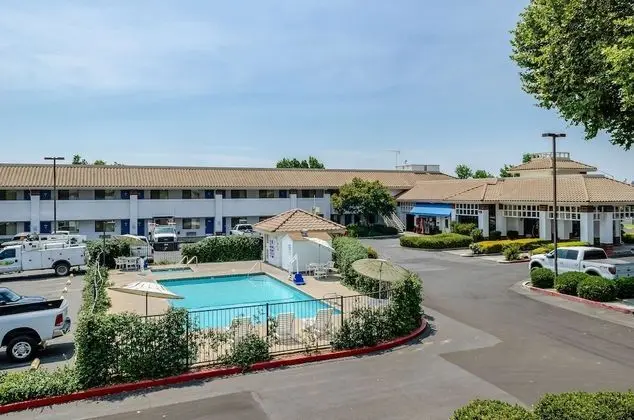 Motel 6 Oakdale, CA - Havuz