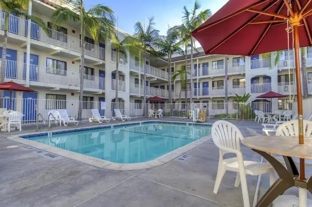 Motel 6 Oceanside, CA - Havuz
