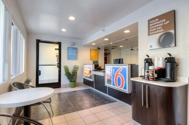 Motel 6 Oceanside, CA - Lobi